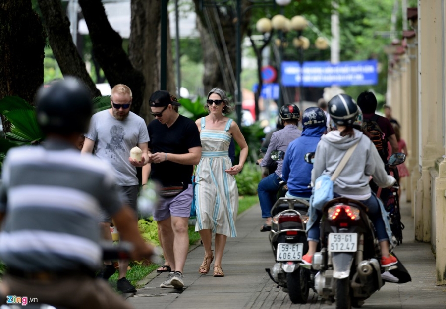 Xe co ket cung giua trua ngay cuoi nam o Sai Gon hinh anh 13