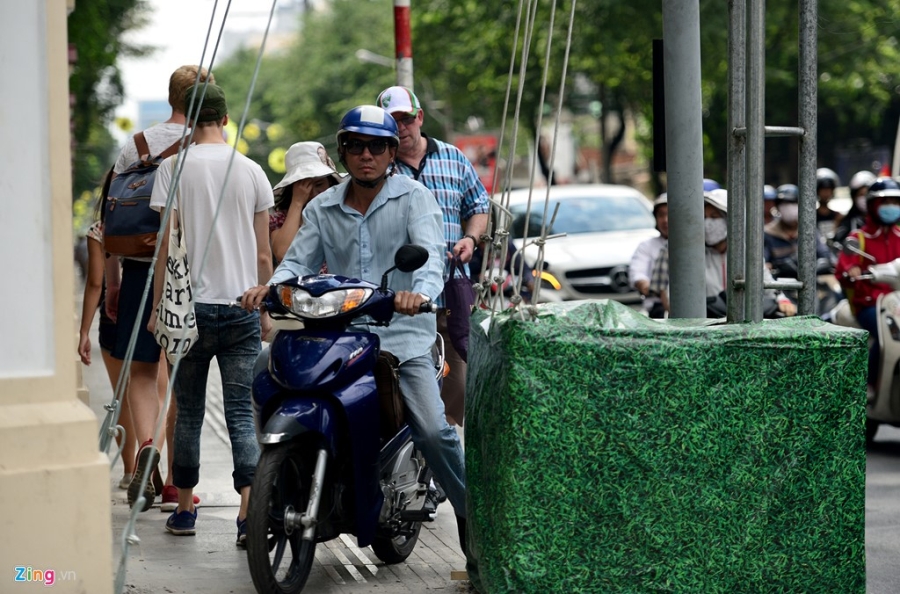 Xe co ket cung giua trua ngay cuoi nam o Sai Gon hinh anh 14