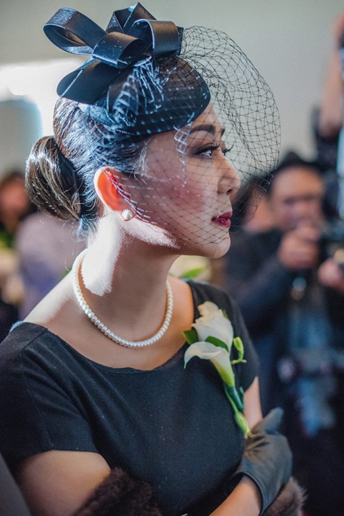 chong-cu-va-ban-trai-moi-o-ben-mc-ky-duyen-trong-tang-le-me-6