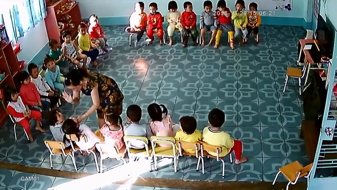 Clip cô giáo mầm non tát, vụt học sinh khiến mạng xã hội Việt dậy sóng đêm qua - Ảnh 1.