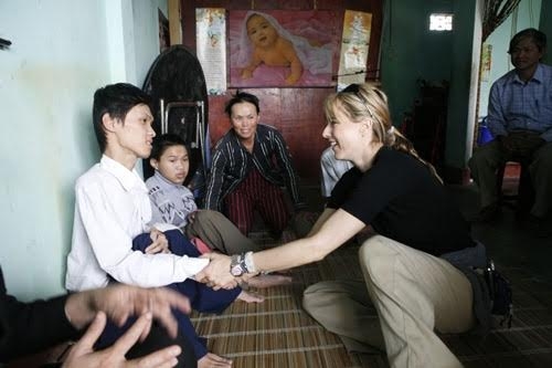 cau be da cam duoc minh tinh hollywood tang laptop gio ra sao? hinh anh 1