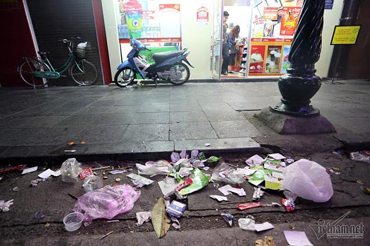 'Hậu' đón năm mới, phố đi bộ ngập rác