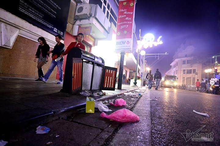 'Hậu' đón năm mới, phố đi bộ ngập rác