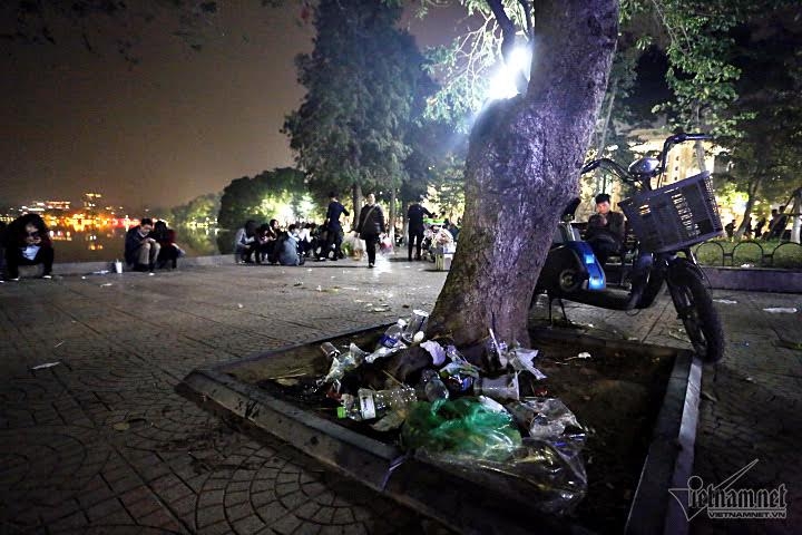 'Hậu' đón năm mới, phố đi bộ ngập rác