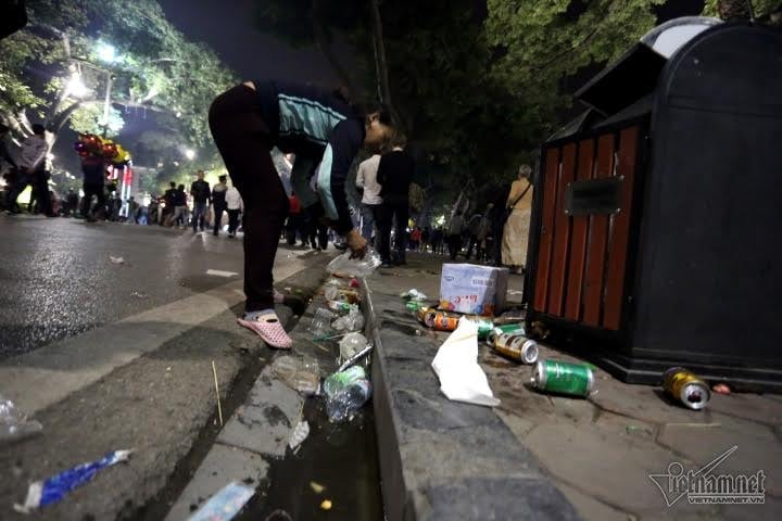 'Hậu' đón năm mới, phố đi bộ ngập rác