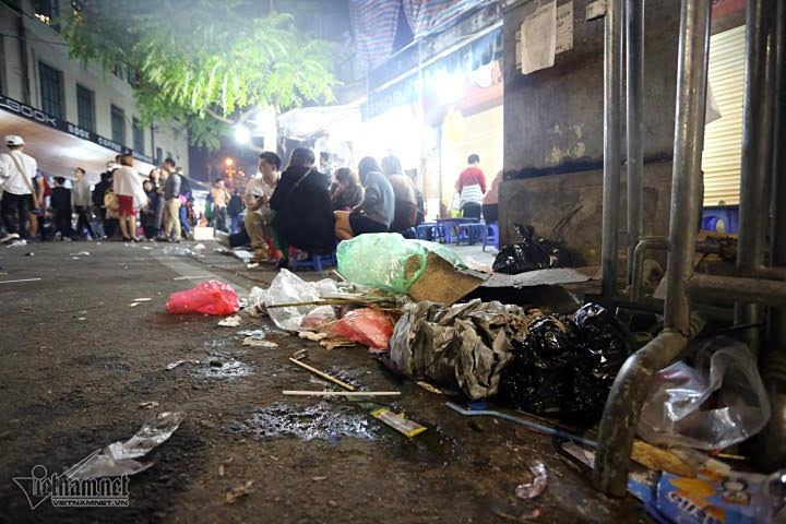 'Hậu' đón năm mới, phố đi bộ ngập rác