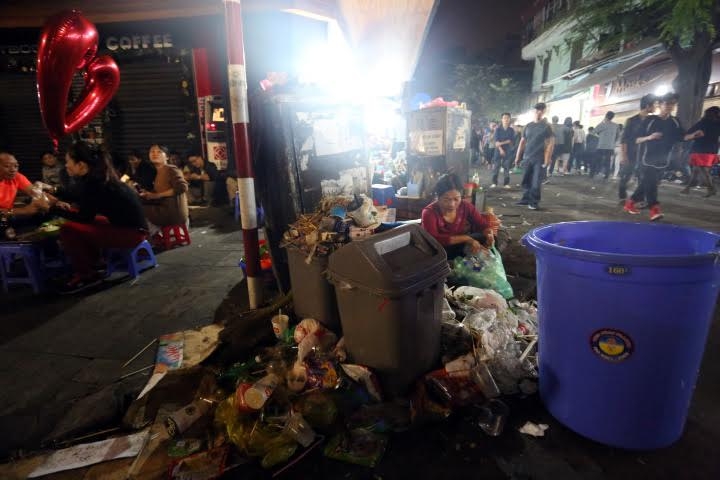 'Hậu' đón năm mới, phố đi bộ ngập rác