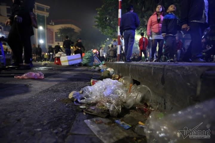 'Hậu' đón năm mới, phố đi bộ ngập rác