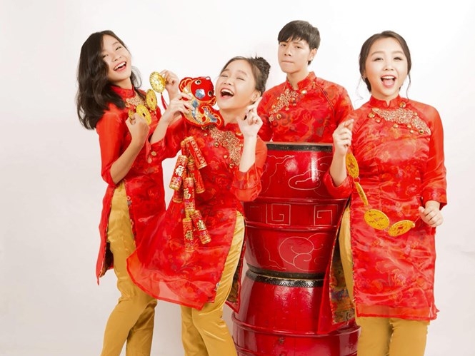 Hưng cùng chị em họ trong nhóm Bốn chị em biểu biễn nhạc cụ dân tộc /// Ảnh: Nhân vật cung cấp