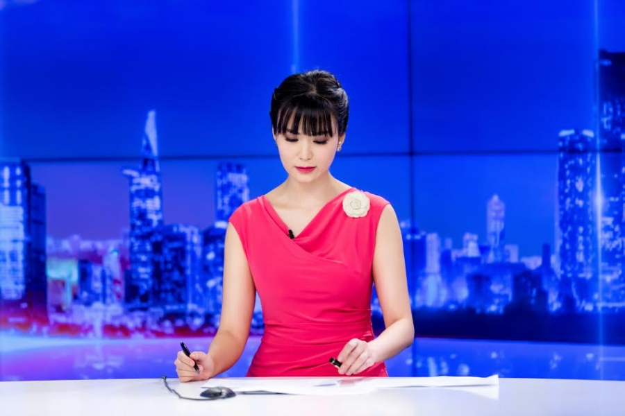 Hoa hậu Thu Thuỷ rạng rỡ làm MC thời sự