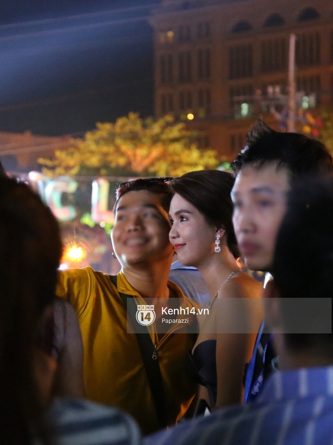 Ngọc Trinh chen chúc cùng dòng người đón năm mới, gây náo loạn một góc đường - Ảnh 5.