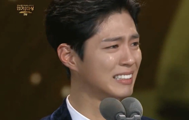 Song Joong Ki bật khóc khi thấy Park Bo Gum giành giải tại KBS Drama Awards - Ảnh 4.
