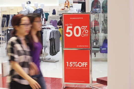  Một cửa hàng quần áo giảm giá lên đến 50% nhưng lượng khách ghé thăm và mua không nhiều 
