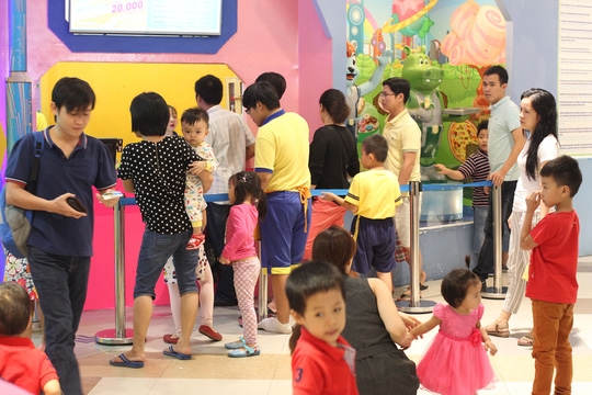  Khác với khu vực mua sắm, khu vui chơi dành cho trẻ em luôn trong tình trạng đông đúc 