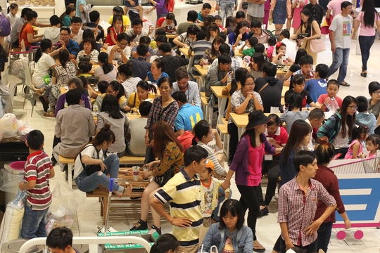  Cũng như mọi năm, có lẽ khu ẩm thực là nơi thu hút nhiều người đến nhất trong dịp năm mới. 