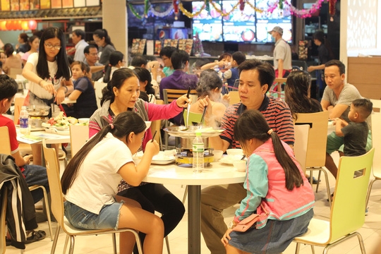  Nhiều gia đình lựa chọn các cửa hàng đồ Thái, đồ Nhật, đồ Hàn là nơi ăn uống, chung vui nhân dịp đầu năm mới. 