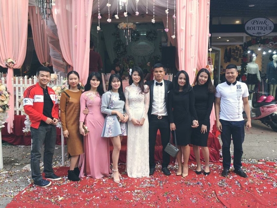  Lê Văn Thắng và vợ được bạn bè đến chúc mừng 