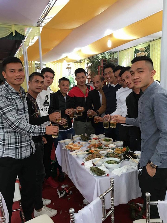 Thành Lương, Vũ Minh Tuấn, Sầm Ngọc Đức, Mạc Hồng Quân, Tuấn Linh, Thanh Hào rủ nhau về Thanh Hóa mừng cưới vợ chồng Văn Thắng