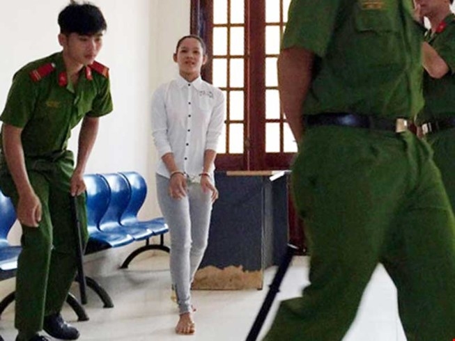 Co gai di xe may bi bat do dung oto? hinh anh 1