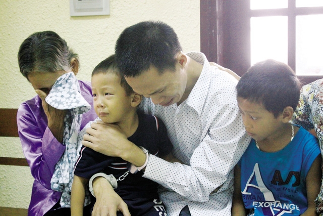 dau long nuoc mat tre tho trong phien toa xu cha giet me - 1