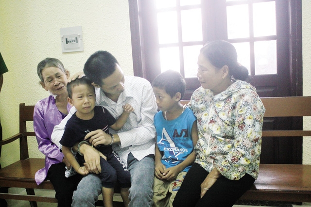 dau long nuoc mat tre tho trong phien toa xu cha giet me - 3