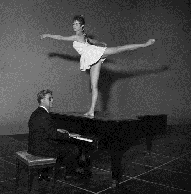Đứng hát trên piano, Hồ Trung Dũng có đáng bị lên án? 