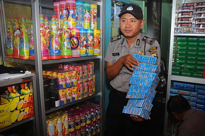 Indonesia: Nha giam doc canh sat chay vi phao nam moi hinh anh 1