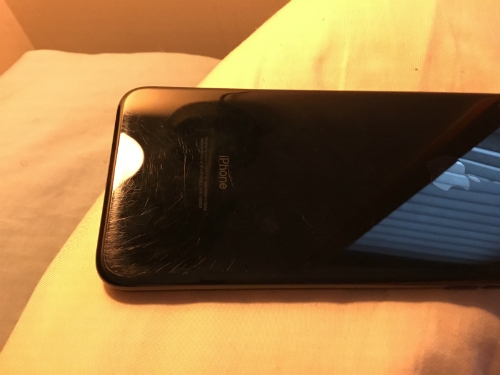 Chiếc iPhone 7 Jet Black trông khá tệ sau 3 tháng sử dụng.