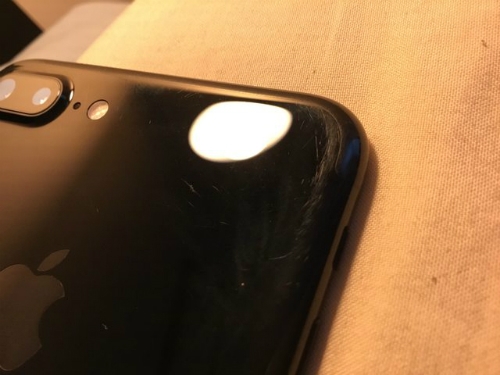 iphone-7-jet-black-xuoc-chang-chit-sau-3-thang-khong-dung-op-1