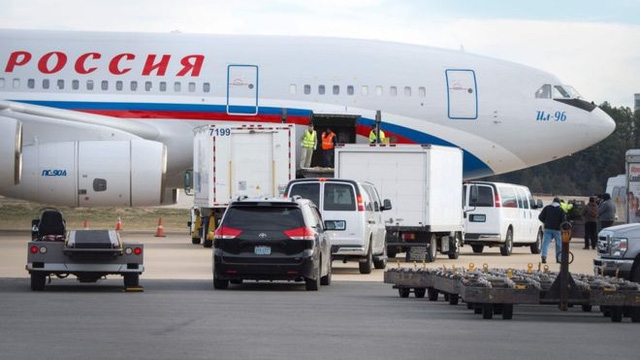  Máy bay chở các nhà ngoại giao Nga đã rời Washington ngày 1/1 (Ảnh: Getty) 