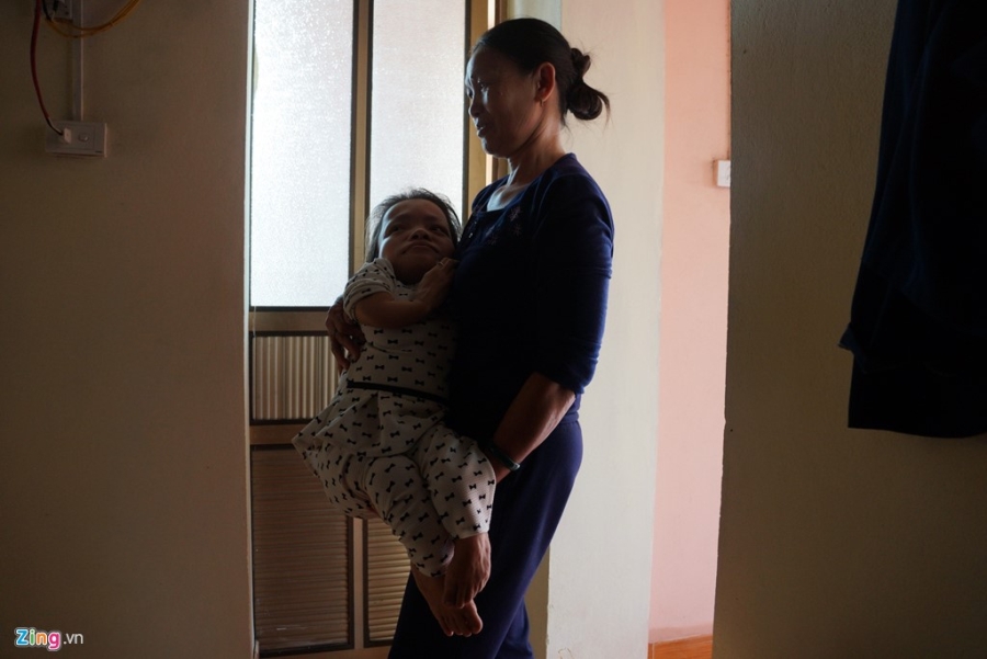 Nghi luc cua co gai cao 90 cm, nang 18 kg bi bai liet tu nho hinh anh 2
