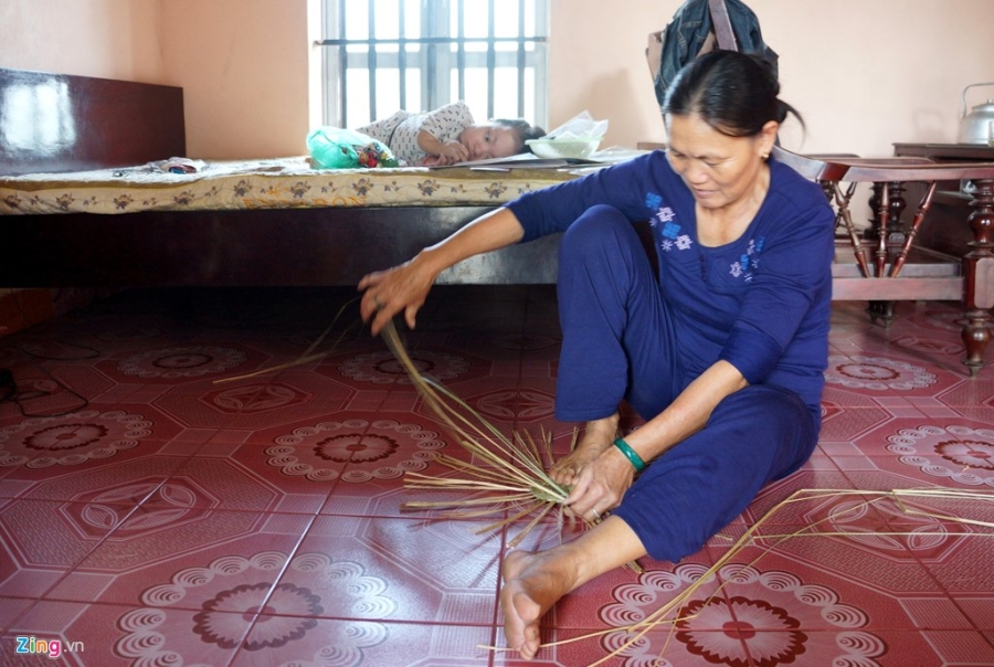 Nghi luc cua co gai cao 90 cm, nang 18 kg bi bai liet tu nho hinh anh 4