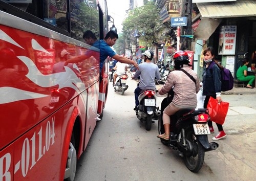 Nhiều nhà xe vẫn 'vợt' khách ở tuyến đường xuyên tâm Hà Nội ảnh 1