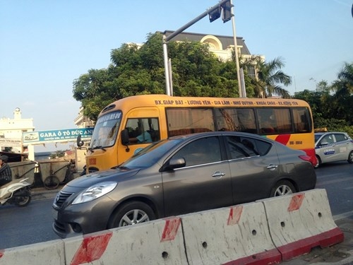 Nhiều nhà xe vẫn 'vợt' khách ở tuyến đường xuyên tâm Hà Nội ảnh 5