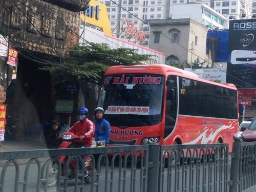 Nhiều nhà xe vẫn 'vợt' khách ở tuyến đường xuyên tâm Hà Nội ảnh 6