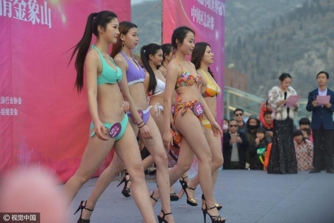 Thi sinh hoa hau Trung Quoc phai dien bikini giua troi tuyet hinh anh 4