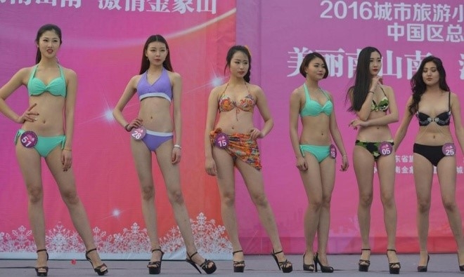 Thi sinh hoa hau Trung Quoc phai dien bikini giua troi tuyet hinh anh 6
