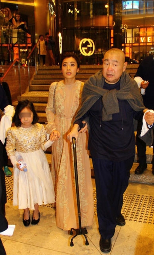 ty-phu-hong-kong-chong-gay-dua-vo-ba-di-mua-sam-3