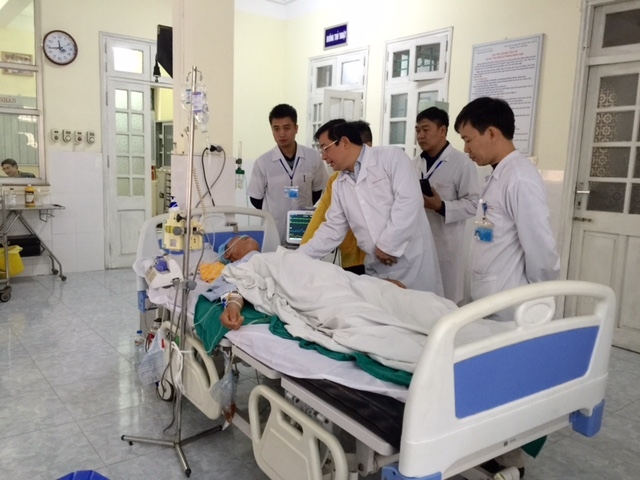 Bỏ quên kéo trong bụng bệnh nhân: “Bệnh viện phải đền bù” - 1