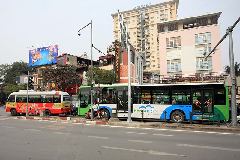 buyt thuong lan lan buyt nhanh, tai xe bi csgt nhac nho hinh anh 2
