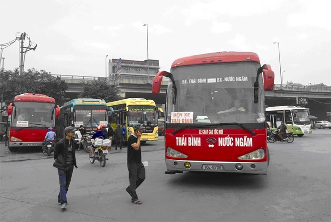 Xe khách các tuyến Nam Định, Thái Bình… trong ngày đầu điều chuyển luồng tuyến có rất ít hành khách /// Ảnh: Minh Chiến