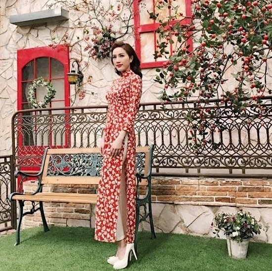 Hồ Ngọc Hà khoe vòng eo con kiến không kém Ngọc Trinh