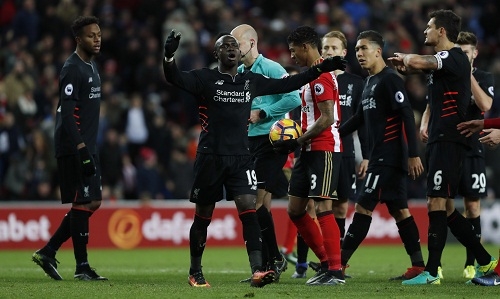 liverpool-bi-cam-hoa-boi-hai-ban-thua-tren-cham-phat-den