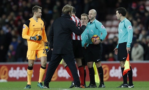 liverpool-bi-cam-hoa-boi-hai-ban-thua-tren-cham-phat-den-2