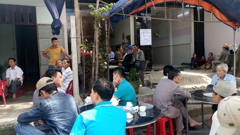 Nghi thanh niên bị đánh chết, nhiều người vây đánh 2 chiến sĩ công an bị thương - ảnh 1
