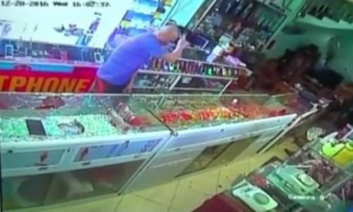 Truy đuổi chủ tiệm, tên cướp đập tủ kính vơ vét vàng ảnh 2
