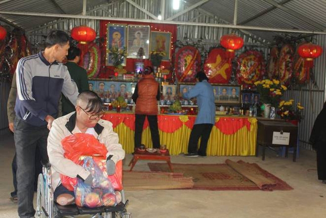 Vụ máy bay rơi ở Hòa Lạc: Chiến sỹ sống sót trong ngày đầu đến thắp hương cho đồng đội - Ảnh 2.