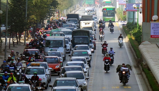 Xe máy vô tư lưu thông trên làn đường dành riêng cho xe buýt nhanh.
