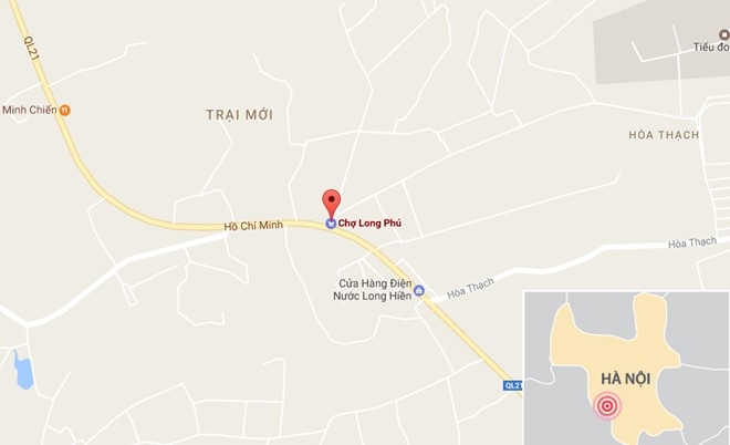 Oto danh vong hat vang hai nguoi tren xe may hinh anh 1