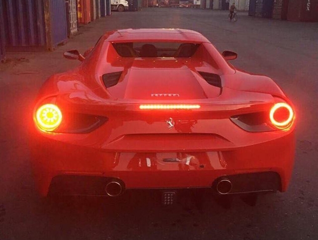 Siêu xe Ferrari 488 Spider đỏ rực xông đất Việt Nam trong năm 2017 - Ảnh 2.